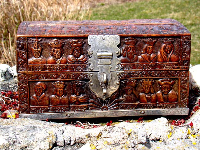 A Fine and unique 18th century carved box depicting the Kings and Queens of Poland from 550 to 1733 — image 3